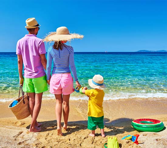 Famiglia in vacanza al mare